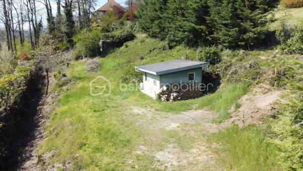 À vendre Terrain constructible coup de cœur de 1028 m², exposé plein Sud à Saint- Alban-Leysse (secteur monterminod)
Imaginez votre future maison, baignée de lumière du matin au soir, au calme, dans un joli quartier pavillonnaire… C’est exactement ce que propose ce terrain plat rare parfaitement exposé.
La parcelle, viabilisée en bordure, se trouve dans la zone PLUi UD. De quoi laisser libre cours à un beau projet de vie, moderne et confortable.

Caractéristiques du terrain :
Surface totale : 1028 m²
Exposition : plein Sud
Terrain viabilisé en bordure (raccordements à proximité immédiate)
Zonage PLUi : UD 
Environnement : quartier résidentiel, calme et recherché
Vue panoramique sur la ville.

L’environnement est un vrai atout : un secteur serein, proche des commerces, des écoles et des transports. Tout est accessible, sans renoncer à la tranquillité.
Une opportunité rare dans un cadre recherché, idéale pour une maison familiale chaleureuse et lumineuse.

Pour plus de renseignements ou pour organiser une visite, contactez-moi.
