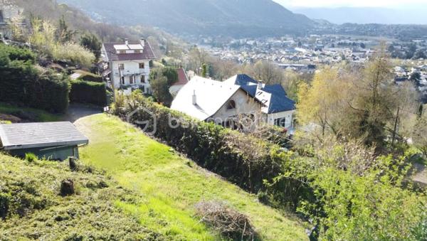 À vendre Terrain constructible coup de cœur de 1028 m², exposé plein Sud à Saint- Alban-Leysse (secteur monterminod)
Imaginez votre future maison, baignée de lumière du matin au soir, au calme, dans un joli quartier pavillonnaire… C’est exactement ce que propose ce terrain plat rare parfaitement exposé.
La parcelle, viabilisée en bordure, se trouve dans la zone PLUi UD. De quoi laisser libre cours à un beau projet de vie, moderne et confortable.

Caractéristiques du terrain :
Surface totale : 1028 m²
Exposition : plein Sud
Terrain viabilisé en bordure (raccordements à proximité immédiate)
Zonage PLUi : UD 
Environnement : quartier résidentiel, calme et recherché
Vue panoramique sur la ville.

L’environnement est un vrai atout : un secteur serein, proche des commerces, des écoles et des transports. Tout est accessible, sans renoncer à la tranquillité.
Une opportunité rare dans un cadre recherché, idéale pour une maison familiale chaleureuse et lumineuse.

Pour plus de renseignements ou pour organiser une visite, contactez-moi.