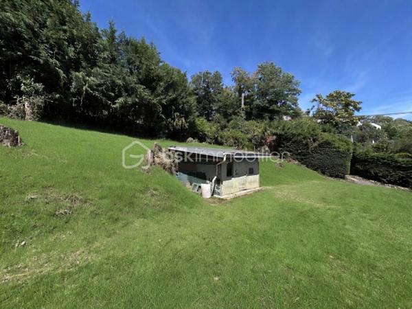 À vendre Terrain constructible coup de cœur de 1028 m², exposé plein Sud à Saint- Alban-Leysse (secteur monterminod)
Imaginez votre future maison, baignée de lumière du matin au soir, au calme, dans un joli quartier pavillonnaire… C’est exactement ce que propose ce terrain plat rare parfaitement exposé.
La parcelle, viabilisée en bordure, se trouve dans la zone PLUi UD. De quoi laisser libre cours à un beau projet de vie, moderne et confortable.

Caractéristiques du terrain :
Surface totale : 1028 m²
Exposition : plein Sud
Terrain viabilisé en bordure (raccordements à proximité immédiate)
Zonage PLUi : UD 
Environnement : quartier résidentiel, calme et recherché
Vue panoramique sur la ville.

L’environnement est un vrai atout : un secteur serein, proche des commerces, des écoles et des transports. Tout est accessible, sans renoncer à la tranquillité.
Une opportunité rare dans un cadre recherché, idéale pour une maison familiale chaleureuse et lumineuse.

Pour plus de renseignements ou pour organiser une visite, contactez-moi.