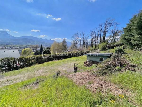 À vendre Terrain constructible coup de cœur de 1028 m², exposé plein Sud à Saint- Alban-Leysse (secteur monterminod)
Imaginez votre future maison, baignée de lumière du matin au soir, au calme, dans un joli quartier pavillonnaire… C’est exactement ce que propose ce terrain plat rare parfaitement exposé.
La parcelle, viabilisée en bordure, se trouve dans la zone PLUi UD. De quoi laisser libre cours à un beau projet de vie, moderne et confortable.

Caractéristiques du terrain :
Surface totale : 1028 m²
Exposition : plein Sud
Terrain viabilisé en bordure (raccordements à proximité immédiate)
Zonage PLUi : UD 
Environnement : quartier résidentiel, calme et recherché
Vue panoramique sur la ville.

L’environnement est un vrai atout : un secteur serein, proche des commerces, des écoles et des transports. Tout est accessible, sans renoncer à la tranquillité.
Une opportunité rare dans un cadre recherché, idéale pour une maison familiale chaleureuse et lumineuse.

Pour plus de renseignements ou pour organiser une visite, contactez-moi.