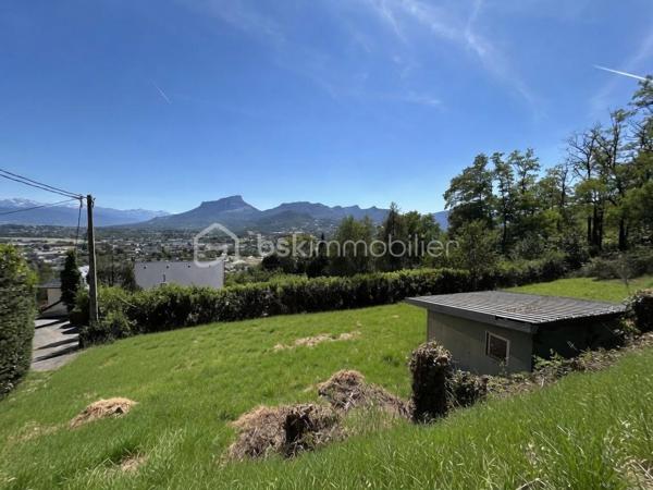 À vendre Terrain constructible coup de cœur de 1028 m², exposé plein Sud à Saint- Alban-Leysse (secteur monterminod)
Imaginez votre future maison, baignée de lumière du matin au soir, au calme, dans un joli quartier pavillonnaire… C’est exactement ce que propose ce terrain plat rare parfaitement exposé.
La parcelle, viabilisée en bordure, se trouve dans la zone PLUi UD. De quoi laisser libre cours à un beau projet de vie, moderne et confortable.

Caractéristiques du terrain :
Surface totale : 1028 m²
Exposition : plein Sud
Terrain viabilisé en bordure (raccordements à proximité immédiate)
Zonage PLUi : UD 
Environnement : quartier résidentiel, calme et recherché
Vue panoramique sur la ville.

L’environnement est un vrai atout : un secteur serein, proche des commerces, des écoles et des transports. Tout est accessible, sans renoncer à la tranquillité.
Une opportunité rare dans un cadre recherché, idéale pour une maison familiale chaleureuse et lumineuse.

Pour plus de renseignements ou pour organiser une visite, contactez-moi.