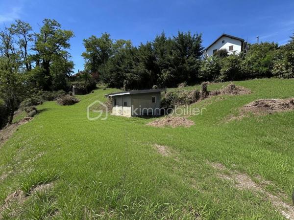 À vendre Terrain constructible coup de cœur de 1028 m², exposé plein Sud à Saint- Alban-Leysse (secteur monterminod)
Imaginez votre future maison, baignée de lumière du matin au soir, au calme, dans un joli quartier pavillonnaire… C’est exactement ce que propose ce terrain plat rare parfaitement exposé.
La parcelle, viabilisée en bordure, se trouve dans la zone PLUi UD. De quoi laisser libre cours à un beau projet de vie, moderne et confortable.

Caractéristiques du terrain :
Surface totale : 1028 m²
Exposition : plein Sud
Terrain viabilisé en bordure (raccordements à proximité immédiate)
Zonage PLUi : UD 
Environnement : quartier résidentiel, calme et recherché
Vue panoramique sur la ville.

L’environnement est un vrai atout : un secteur serein, proche des commerces, des écoles et des transports. Tout est accessible, sans renoncer à la tranquillité.
Une opportunité rare dans un cadre recherché, idéale pour une maison familiale chaleureuse et lumineuse.

Pour plus de renseignements ou pour organiser une visite, contactez-moi.
