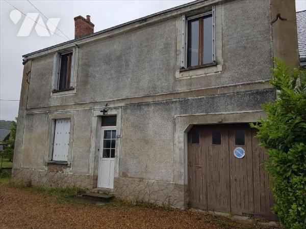 Maison ancienne sur 440 m² :
-RDC : séjour, cuisine, dégagement avec départ d'escalier, lingeri...