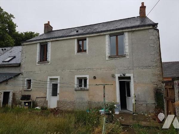 Maison ancienne sur 440 m² :
-RDC : séjour, cuisine, dégagement avec départ d'escalier, lingeri...