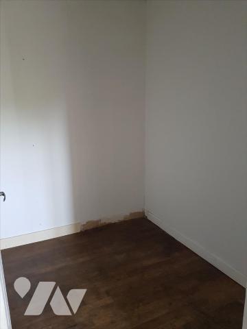 Maison ancienne sur 440 m² :
-RDC : séjour, cuisine, dégagement avec départ d'escalier, lingeri...