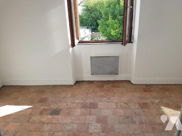 Maison ancienne sur 440 m² :
-RDC : séjour, cuisine, dégagement avec départ d'escalier, lingeri...