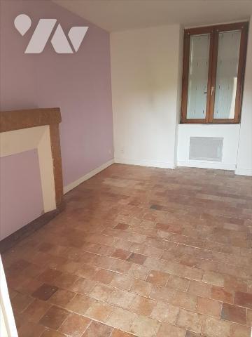 Maison ancienne sur 440 m² :
-RDC : séjour, cuisine, dégagement avec départ d'escalier, lingeri...