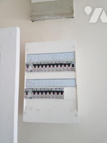 Maison ancienne sur 440 m² :
-RDC : séjour, cuisine, dégagement avec départ d'escalier, lingeri...