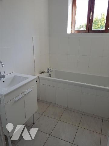 Maison ancienne sur 440 m² :
-RDC : séjour, cuisine, dégagement avec départ d'escalier, lingeri...