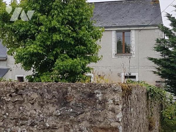 Maison ancienne sur 440 m² :
-RDC : séjour, cuisine, dégagement avec départ d'escalier, lingeri...