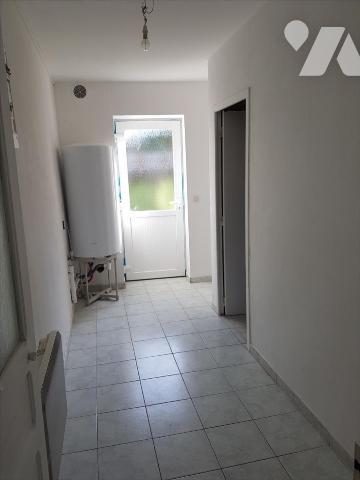 Maison ancienne sur 440 m² :
-RDC : séjour, cuisine, dégagement avec départ d'escalier, lingeri...