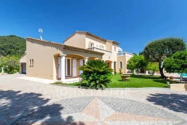 Jolie villa néo provençale dans un domaine sécurisé