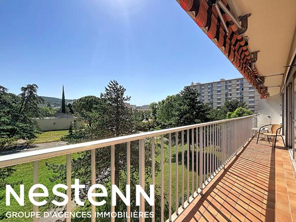 À vendre à Salon-de-Provence, bel appartement T3/4 d'environ 80 m², situé au 3 étage avec ascenseur dans une résidence agréable et bien entretenue.