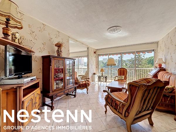 À vendre à Salon-de-Provence, bel appartement T3/4 d'environ 80 m², situé au 3 étage avec ascenseur dans une résidence agréable et bien entretenue.