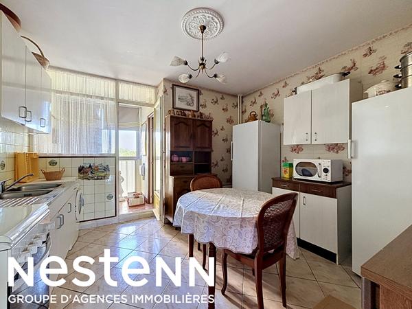 À vendre à Salon-de-Provence, bel appartement T3/4 d'environ 80 m², situé au 3 étage avec ascenseur dans une résidence agréable et bien entretenue.
