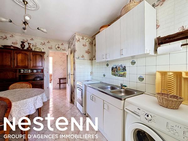 À vendre à Salon-de-Provence, bel appartement T3/4 d'environ 80 m², situé au 3 étage avec ascenseur dans une résidence agréable et bien entretenue.