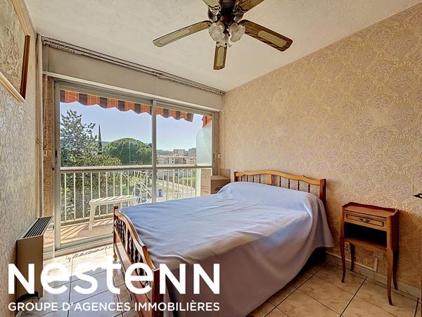 À vendre à Salon-de-Provence, bel appartement T3/4 d'environ 80 m², situé au 3 étage avec ascenseur dans une résidence agréable et bien entretenue.