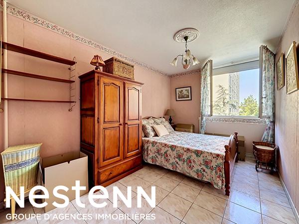 À vendre à Salon-de-Provence, bel appartement T3/4 d'environ 80 m², situé au 3 étage avec ascenseur dans une résidence agréable et bien entretenue.
