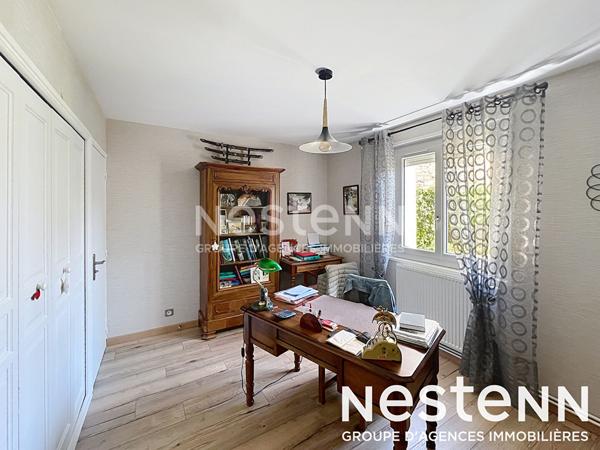 GÉNILAC, Villa de plain-pied avec dépendance et terrain arboré