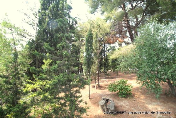 Maison de plain-pied d'environ 65 m2 sur une parcelle de 1275 m2 arborée à l'entrée de Bouzigues