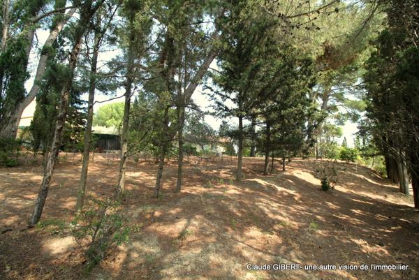 Maison de plain-pied d'environ 65 m2 sur une parcelle de 1275 m2 arborée à l'entrée de Bouzigues