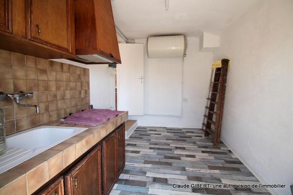 Maison de plain-pied d'environ 65 m2 sur une parcelle de 1275 m2 arborée à l'entrée de Bouzigues