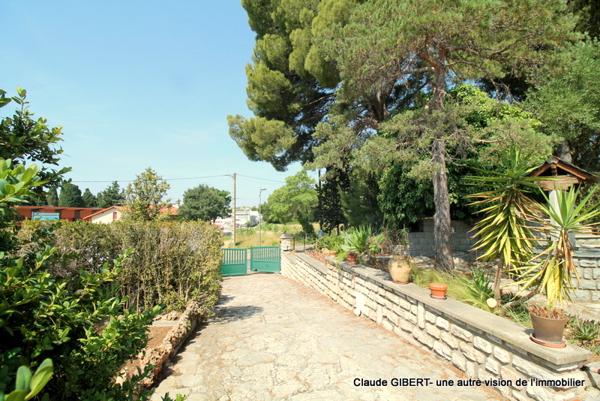 Maison de plain-pied d'environ 65 m2 sur une parcelle de 1275 m2 arborée à l'entrée de Bouzigues