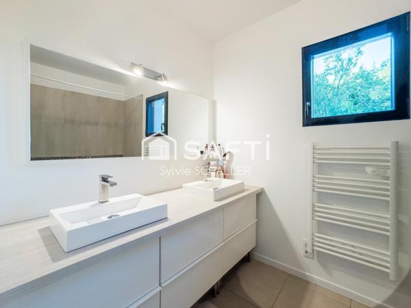 MAGNIFIQUE Villa d'architecte contemporaine avec piscine dans un havre de paix