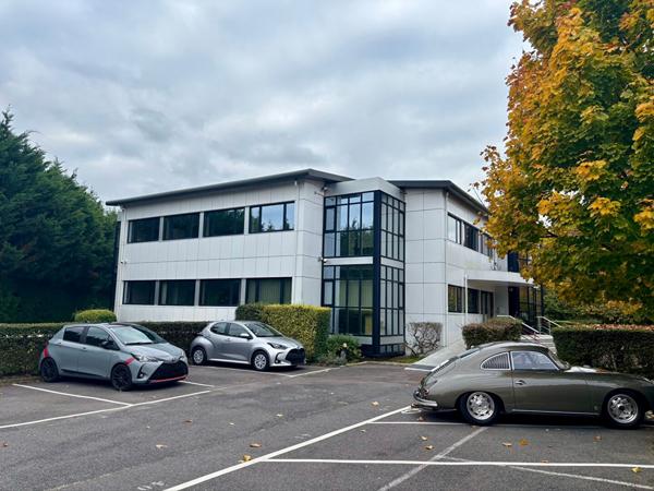 Bureaux 443 m2 - Proche A4 - FERRIERES EN BRIE