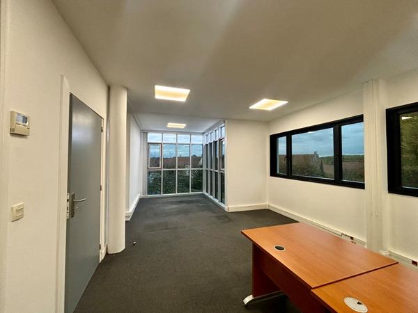 Bureaux 443 m2 - Proche A4 - FERRIERES EN BRIE