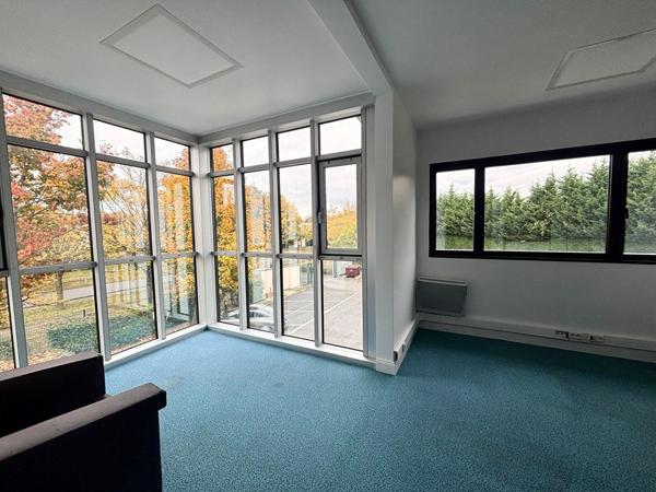 Bureaux 443 m2 - Proche A4 - FERRIERES EN BRIE