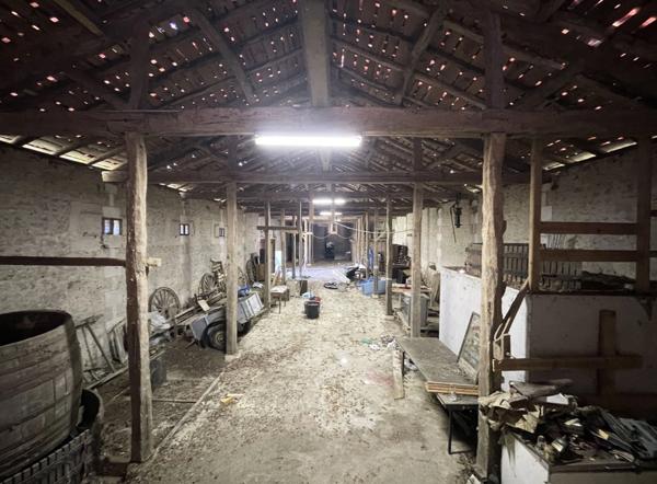 Propriete à vendre 16 pièces proche de BARBEZIEUX SAINT HILAIRE (16) sur 8.5 ha