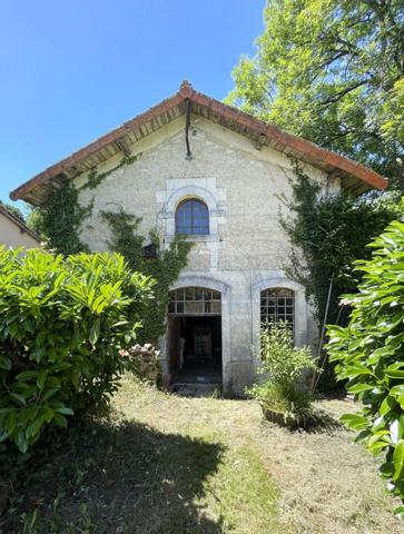 Propriete à vendre 16 pièces proche de BARBEZIEUX SAINT HILAIRE (16) sur 8.5 ha