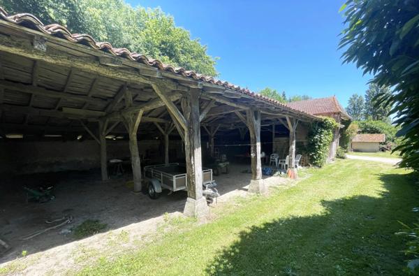 Propriete à vendre 16 pièces proche de BARBEZIEUX SAINT HILAIRE (16) sur 8.5 ha