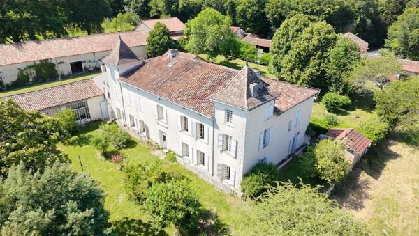 Propriete à vendre 16 pièces proche de BARBEZIEUX SAINT HILAIRE (16) sur 8.5 ha