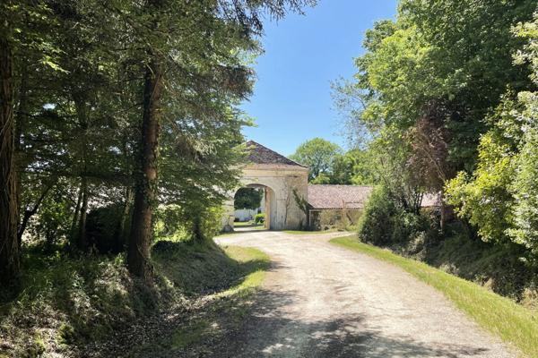 Propriete à vendre 16 pièces proche de BARBEZIEUX SAINT HILAIRE (16) sur 8.5 ha