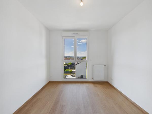 Appartement 4 pièces avec balcon et stationnements à Guénang