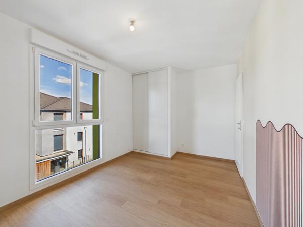 Appartement 4 pièces avec balcon et stationnements à Guénang