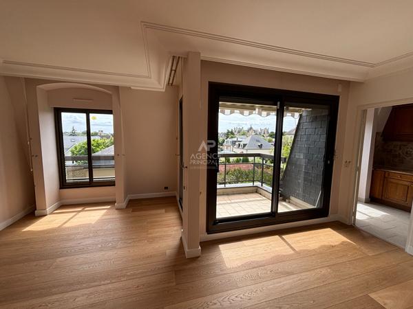 Appartement 5 pièce(s) 125 m2 - ASCENSEUR - DERNIER ETAGE Loyer 2 725 €/mois charges comprises **  - Référence  11161