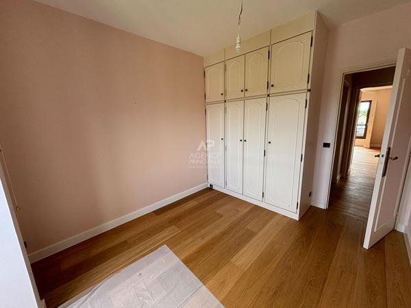Appartement 5 pièce(s) 125 m2 - ASCENSEUR - DERNIER ETAGE Loyer 2 725 €/mois charges comprises **  - Référence  11161