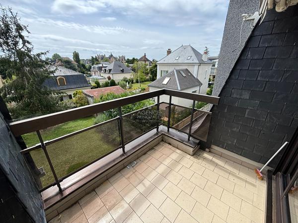 Appartement 5 pièce(s) 125 m2 - ASCENSEUR - DERNIER ETAGE Loyer 2 725 €/mois charges comprises **  - Référence  11161