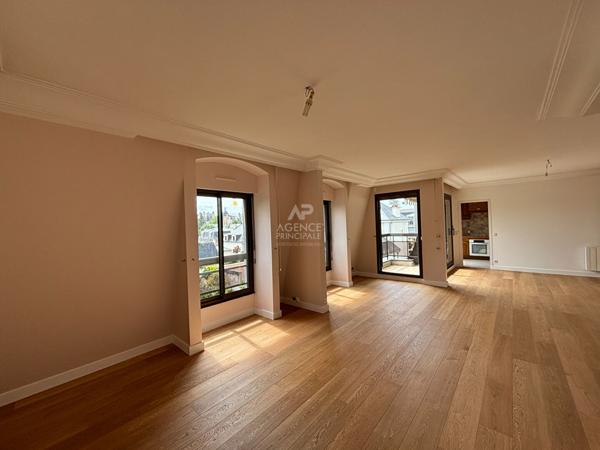 Appartement 5 pièce(s) 125 m2 - ASCENSEUR - DERNIER ETAGE Loyer 2 725 €/mois charges comprises **  - Référence  11161