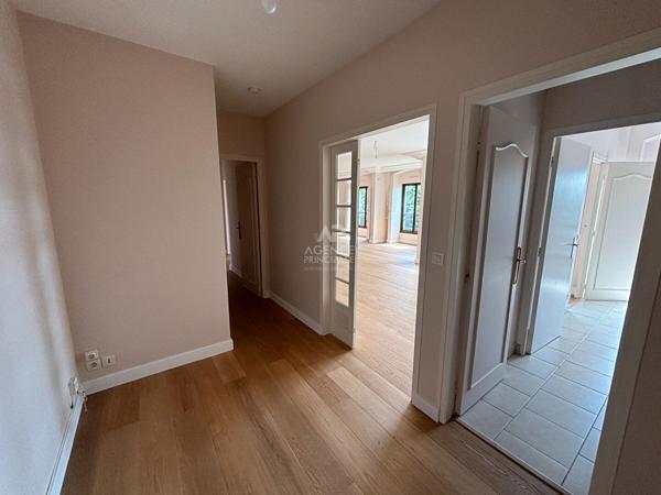 Appartement 5 pièce(s) 125 m2 - ASCENSEUR - DERNIER ETAGE Loyer 2 725 €/mois charges comprises **  - Référence  11161