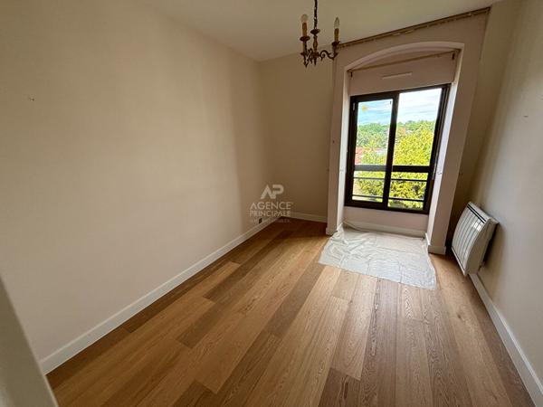 Appartement 5 pièce(s) 125 m2 - ASCENSEUR - DERNIER ETAGE Loyer 2 725 €/mois charges comprises **  - Référence  11161