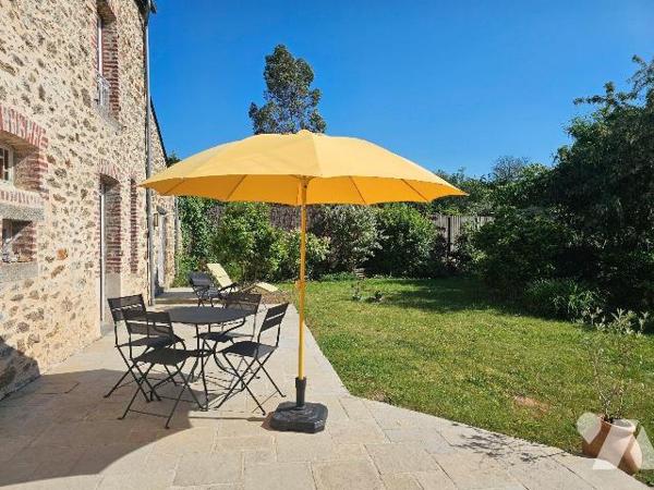 Maison de charme, située à 800m d'une plage et à 1.5km de nombreux commerces, comprenant : une ...