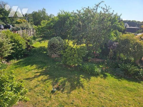 Maison de charme, située à 800m d'une plage et à 1.5km de nombreux commerces, comprenant : une ...