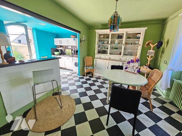 Maison de charme, située à 800m d'une plage et à 1.5km de nombreux commerces, comprenant : une ...