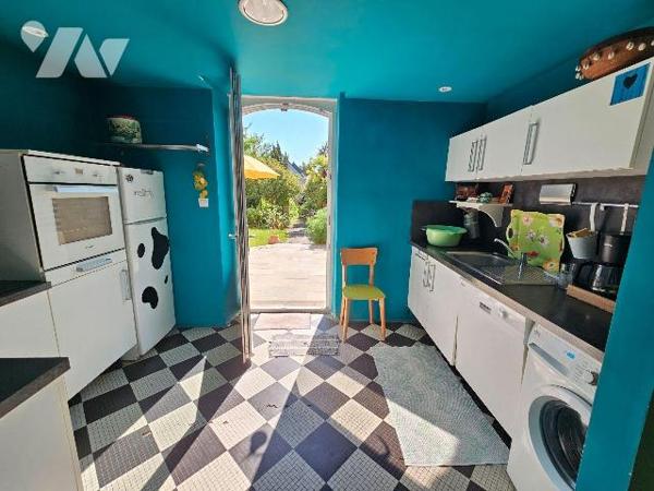 Maison de charme, située à 800m d'une plage et à 1.5km de nombreux commerces, comprenant : une ...