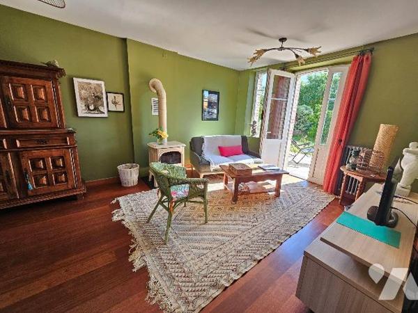 Maison de charme, située à 800m d'une plage et à 1.5km de nombreux commerces, comprenant : une ...