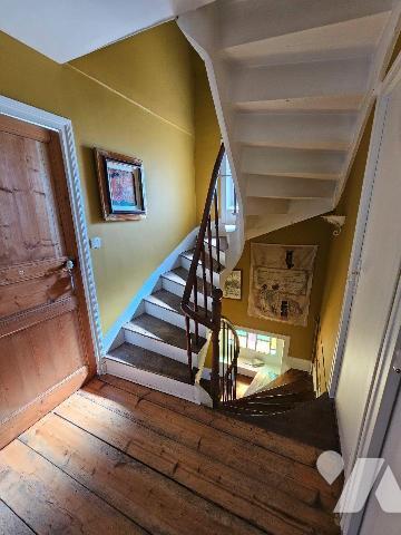 Maison de charme, située à 800m d'une plage et à 1.5km de nombreux commerces, comprenant : une ...